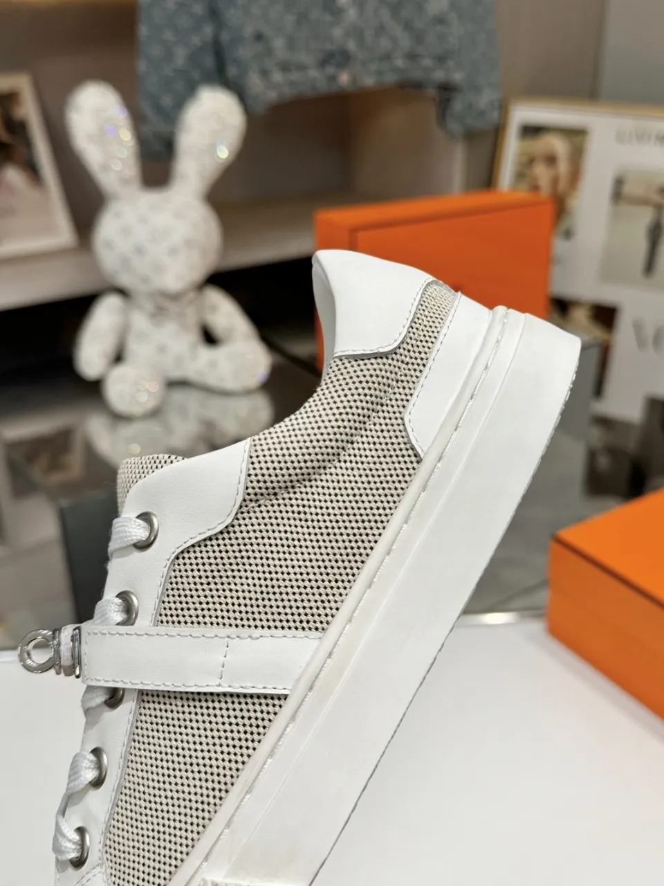 Men's Men's Shoes💰620❤️❤️❤️HERMES 2021 latest Kelly buckle white sneakers are online! The highest version on the market! Purchasing level quality! The H family rarely produces flat casual shoes, and they are styled with classic palladium-plated Kelly shoe buckles! Create a fashionable urban look that perfectly embodies the noble and elegant style of Hermès! Material selection: Fabric imported cowhide, lining + foot pads imported sheepskin, original molded TPU outsole, heavy gold molded kelly buckle full of texture Size: Female: 35-41 (41 is not returnable) Male: 39-45 (45 is not returnable)